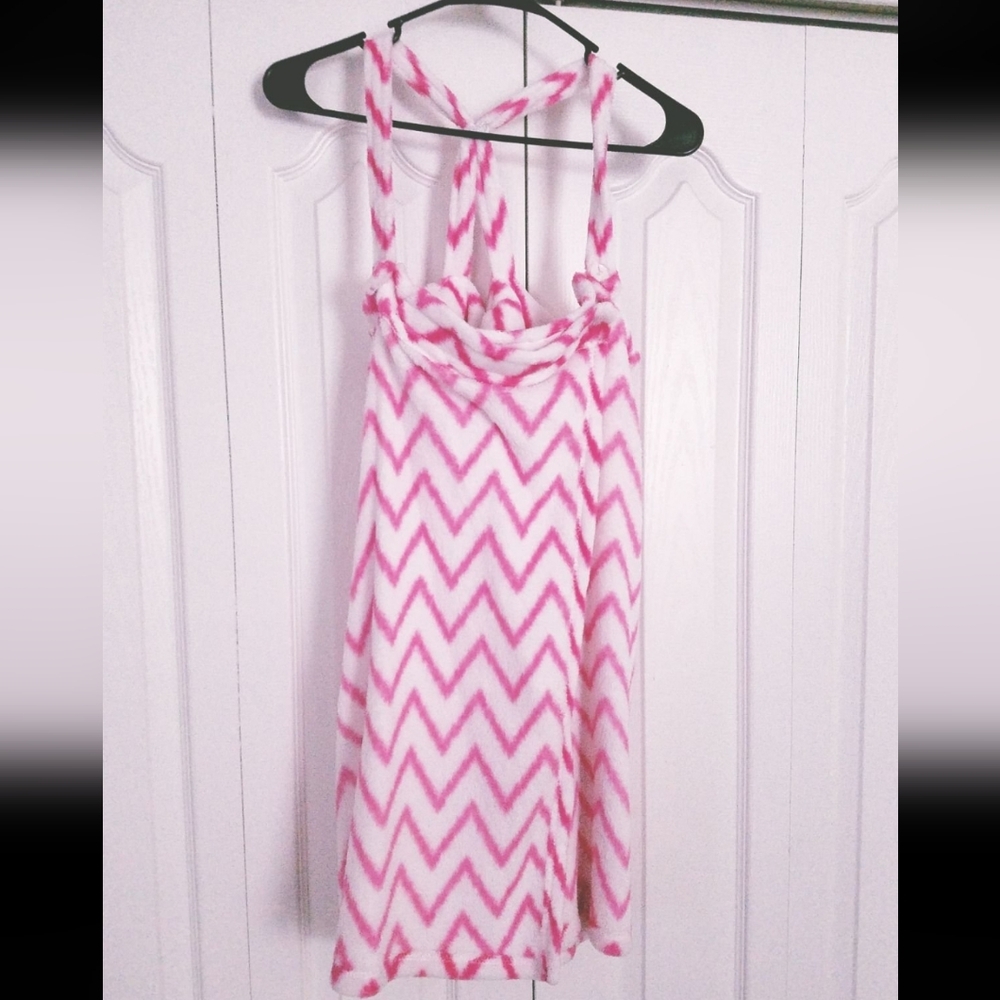 NWOT PAJAMA DRAMA PLUSH SOFT CHEVRON PRINT ABOVE KNEE VELCRO CLOSURE ROBE